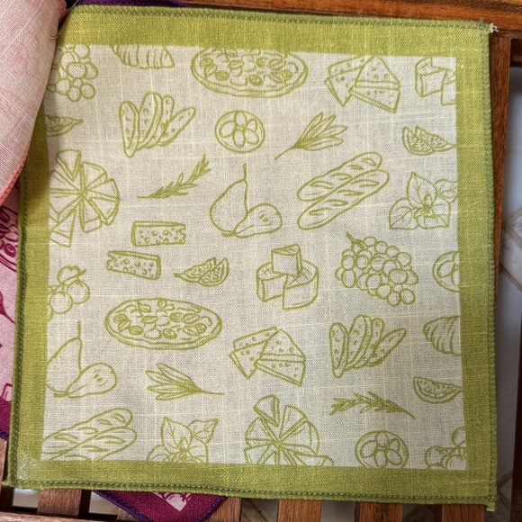 🎁NIP Washable Cocktail Napkins (Set of 4) - Picture 5 of 7